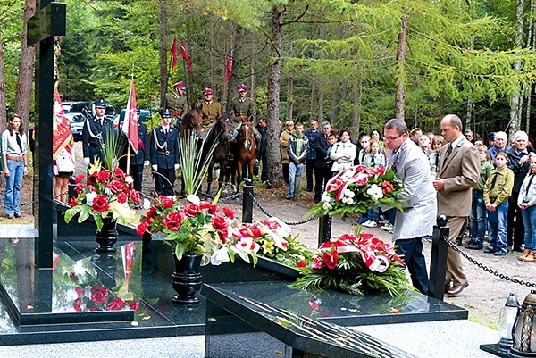  Hołd pomordowanym mieszkańcom Janikowa