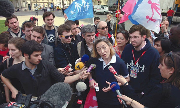 Ludovine de la Rochère wyjaśnia dziennikarzom ideę Manify dla Wszystkich