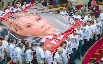 Pomimo że od 2011 r. była premier Tymoszenko siedzi w więzieniu, dla wielu Ukraińców jest nadal ich liderem