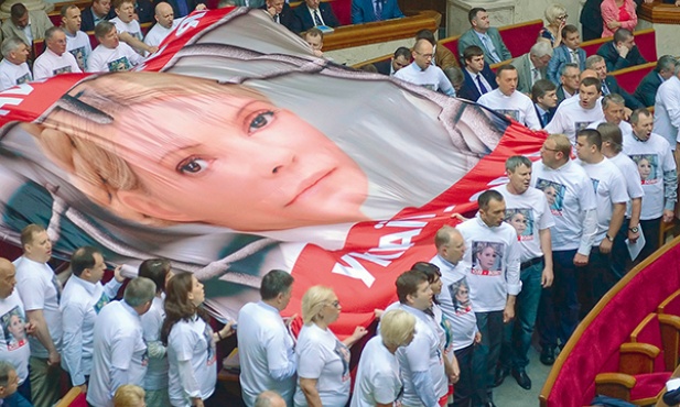 Pomimo że od 2011 r. była premier Tymoszenko siedzi w więzieniu, dla wielu Ukraińców jest nadal ich liderem