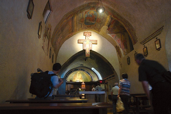 Kościół San Damiano. W tym miejscu Chrystus powiedział z krzyża do Franciszka: „Odbuduj mój kościół”  