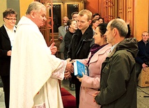  Wspólnoty posłane do ewangelizowania otrzymały księgi Pisma Świętego.  Na zdjęciu – reprezentanci „Galilei”