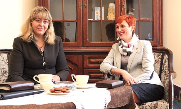  Klaudia Seidel (z lewej) i Anna Ochman-Pasternak: – Czujemy się jak narzędzia w rękach Jezusa. On najlepiej wie, którą śrubkę i kiedy poluzować, a kiedy przykręcić. Tylko On ma moc uzdrowić, przemienić człowieka.