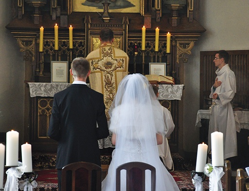  Łacińskie zdanie zawarte w tytule to nazwa formularza mszalnego używanego przy okazji ślubów – „Msza św. wotywna za nowożeńców” 