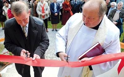  Wiesław Rzeźnikiewicz i ks. Kazimierz Kordek razem przecięli wstęgę w trakcie otwarcia ośrodka dla chorych z alzheimerem