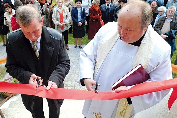  Wiesław Rzeźnikiewicz i ks. Kazimierz Kordek razem przecięli wstęgę w trakcie otwarcia ośrodka dla chorych z alzheimerem