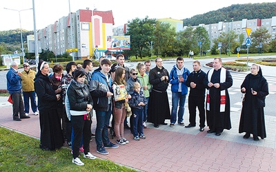  Beatyfikacja ks. Sopoćki odbyła się 28 września 2008 r. w Białymstoku. Na pamiątkę tamtego wydarzenia organizatorzy przyjęli jako dzień Koronki na ulicach miast właśnie tę datę. Na zdjęciu modlitwa przy skrzyżowaniu ulic w Bielawie