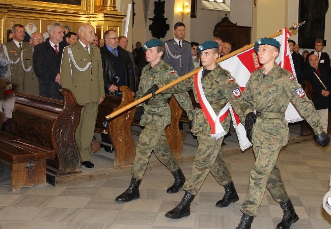 Wprowadzenie sztandarów do tarnowskiej katedry 