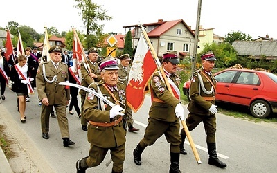  Kombatanci wraz z młodzieżą i lokalną społecznością Wilkowa oddali hołd kapitanowi Komarewiczowi