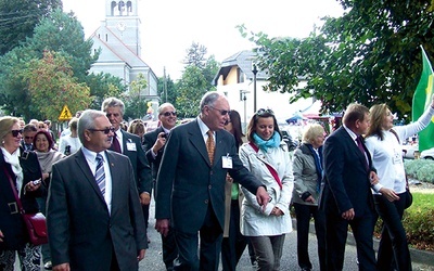  Przemarsz gości z Brazylii przez wieś