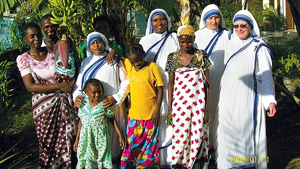 Misjonarki Miłości z Komorów z podopiecznymi. Siostra Katarzyna druga z prawej