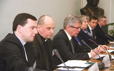   Ks. Bogusław Wolański (pierwszy z lewej) podczas spotkania Społecznego Ruchu Świętowania Niedzieli, zorganizowanego w Senacie RP