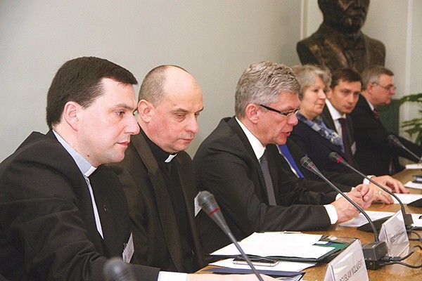   Ks. Bogusław Wolański (pierwszy z lewej) podczas spotkania Społecznego Ruchu Świętowania Niedzieli, zorganizowanego w Senacie RP
