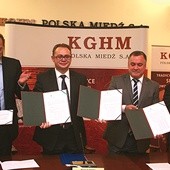  KGHM rozwija w Polsce eksplorację kruszców, a na świecie kupuje kopalnie miedzi. Teraz wiąże się umową na budowę elektrowni atomowej