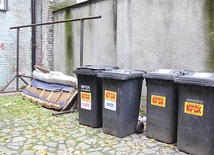 Wrzesień 2013 r. – tak wygląda segregacja śmieci w centrum Katowic. Stare kosze zyskały naklejki z kolorowymi napisami uczącymi, co i gdzie wrzucać