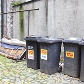 Wrzesień 2013 r. – tak wygląda segregacja śmieci w centrum Katowic. Stare kosze zyskały naklejki z kolorowymi napisami uczącymi, co i gdzie wrzucać