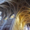 Skrzyżowanie neogotyckich stropów nawy głównej i transeptu. Nasza katedra wygląda naprawdę imponująco