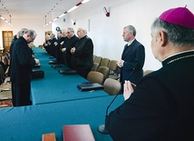  W naszej diecezji jest ponad 20 szkół noszących imię papieża Polaka. W spotkaniu w radomskiej kurii pod przewodnictwem bp. Henryka Tomasika wzięli udział proboszczowie parafii i duszpasterze, na terenie których leżą te placówki 