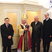 Abp Sławoj Leszek Głódź i Paweł Adamowicz, prezydent Gdańska, z władzami oblatów i twórcami  nowego konfesjonału