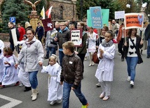 Parada aniołów przeszła ul. Płocką na płoński rynek