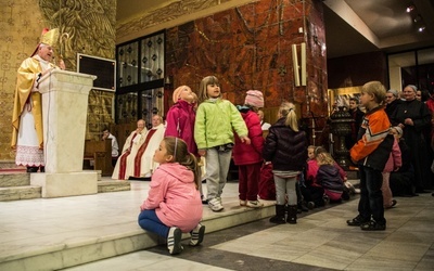 W czasie homilii dzieci nie odstępowały bp. Dziuby