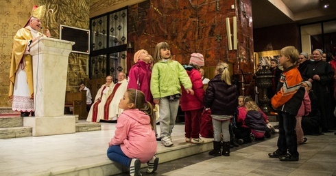 W czasie homilii dzieci nie odstępowały bp. Dziuby