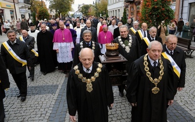 W procesji z relikwiami św. Kazimierza centralnym deptakiem Radomia przeszli przedstawiciele praktycznie całej społeczności