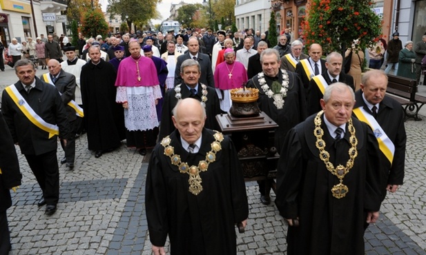 W procesji z relikwiami św. Kazimierza centralnym deptakiem Radomia przeszli przedstawiciele praktycznie całej społeczności