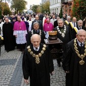 W procesji z relikwiami św. Kazimierza centralnym deptakiem Radomia przeszli przedstawiciele praktycznie całej społeczności