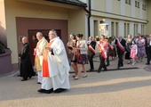 Członkowie stowarzyszenia i goście w procesji z relikwiami patrona 