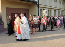 Członkowie stowarzyszenia i goście w procesji z relikwiami patrona 