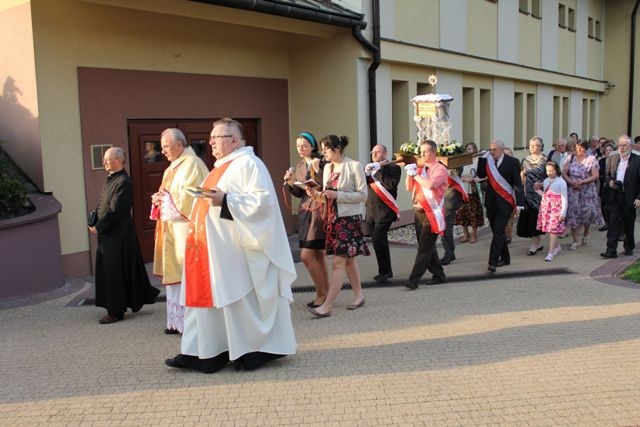 Członkowie stowarzyszenia i goście w procesji z relikwiami patrona 