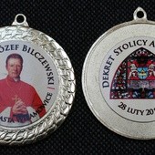 Specjalny medal upamiętnia patrona św. Jóżefa Bilczewskiego.