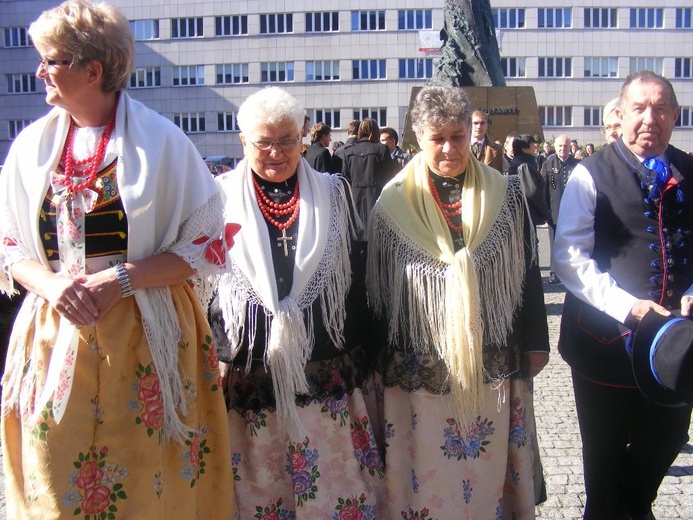 Finał konkursu krasomówczego - złożenie kwiatów i koncert