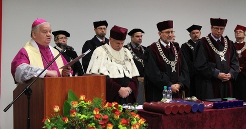 To ona zbliża naukowca do Boga