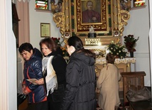 Pielgrzymi rozpoczynają od modlitwy w kaplicy z relikwiami św. Józefa Bilczewskiego