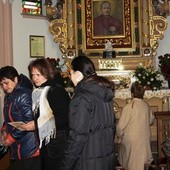 Pielgrzymi rozpoczynają od modlitwy w kaplicy z relikwiami św. Józefa Bilczewskiego