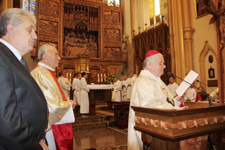 Na prośbę burmistrza Mariana Treli dekret Stolicy Apostolskiej odczytał bp Tadeusz Rakoczy