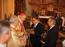 Kard. Marian Jaworski otrzymał w Wilamowicach statuetkę "Patrimonium Crucis"