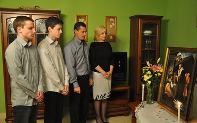 Rodzina Agaty, Krzysztofa, Adriana i Karola Roczniaków przyjmuje obraz św. Jana Kantego