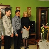 Rodzina Agaty, Krzysztofa, Adriana i Karola Roczniaków przyjmuje obraz św. Jana Kantego