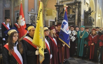 W diecezjalnej inauguracji roku akademickiego w katedrze wzięły udział delegacje i poczty sztandarowe uczelni wyższych północnego Mazowsza