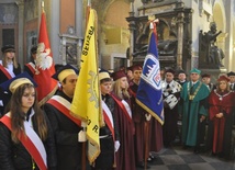 W diecezjalnej inauguracji roku akademickiego w katedrze wzięły udział delegacje i poczty sztandarowe uczelni wyższych północnego Mazowsza