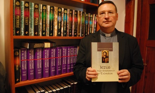 Ksiądz Profesor Mirosław Wróbel - autor przełomowej książki.