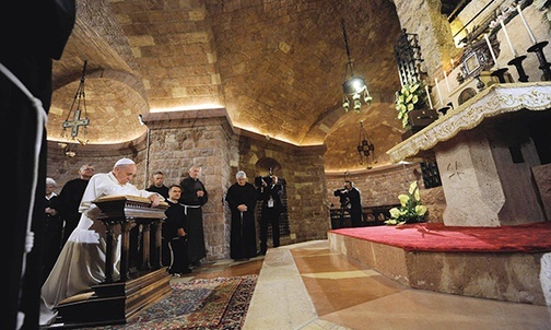  4.10.2013. Asyż. Włochy. Papież Franciszek odwiedził Asyż.  Modlił się między innymi przed grobem św. Franciszka. 