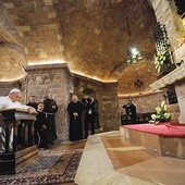  4.10.2013. Asyż. Włochy. Papież Franciszek odwiedził Asyż.  Modlił się między innymi przed grobem św. Franciszka. 