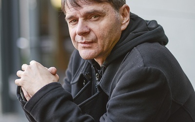 Maciej Pieprzyca, reżyser filmu, urodzony w 1964 roku w Katowicach, debiutował znakomitym filmem telewizyjnym „Inferno”, później nakręcił „Barbórkę”, a w 2008 roku „Drzazgi”. Wszystkie filmy reżysera zebrały liczne nagrody. M. Pieprzyca jest także autorem wielokrotnie nagradzanych spektakli Teatru Telewizji