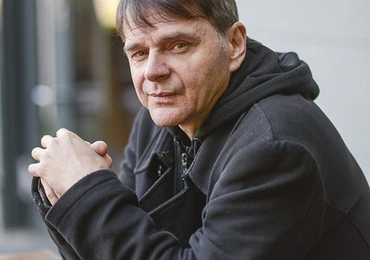Maciej Pieprzyca, reżyser filmu, urodzony w 1964 roku w Katowicach, debiutował znakomitym filmem telewizyjnym „Inferno”, później nakręcił „Barbórkę”, a w 2008 roku „Drzazgi”. Wszystkie filmy reżysera zebrały liczne nagrody. M. Pieprzyca jest także autorem wielokrotnie nagradzanych spektakli Teatru Telewizji