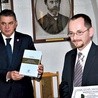 Andrzej Pietrasik, burmistrz Płońska z pierwszym laureatem nagrody, dr. hab. Pawłem Polakiem w Galerii „P”