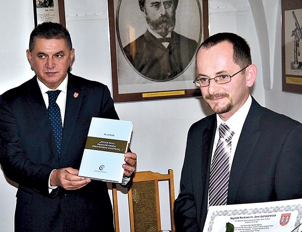 Andrzej Pietrasik, burmistrz Płońska z pierwszym laureatem nagrody, dr. hab. Pawłem Polakiem w Galerii „P”